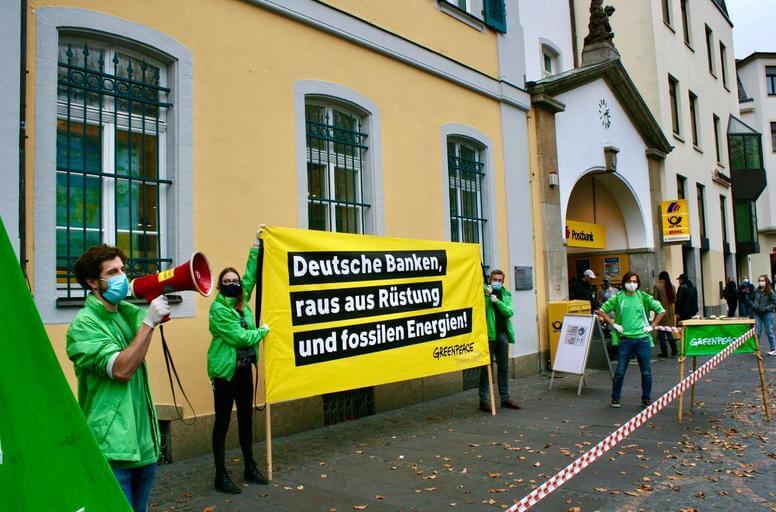 Greenpeace Bonn vor der Postbank