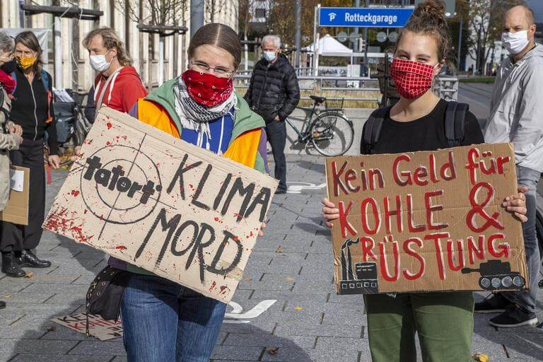 Aktivisti mit Schildern in Freiburg