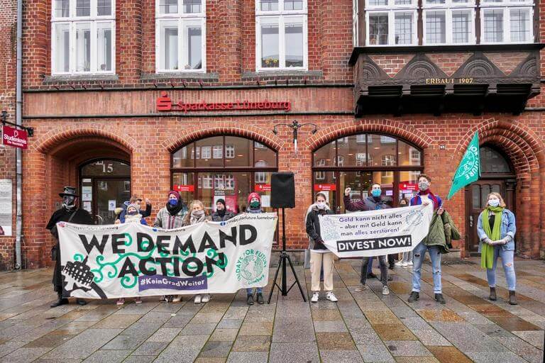 FfF Lüneburg vor der Sparkasse