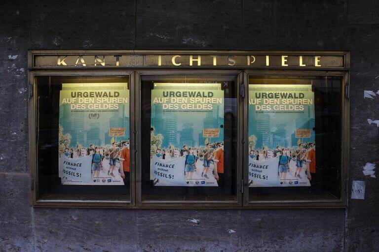 urgewald Film Plakate angeschlagen am Kant Kino