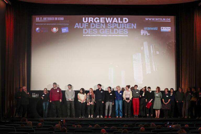 Das urgewald Team auf der Bühne im Kant-Kino