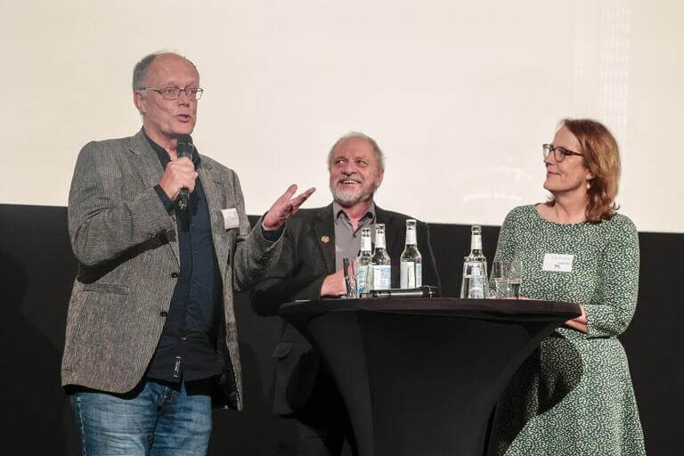 Heffa Schücking, Regisseur Peter Wejdling,Bernward Geier im Gespräch auf der Bühne