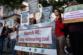 Protest Munich Re vor Versicherertagung / Protest Global Insurance Forum