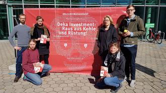 urgewald Dosenwerfen-Aktion zum Sparkassentag 2019 in Hamburg