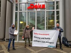 urgewald-Protest vor Deka-Zentrale in Frankfurt und Unterschriftenübergabe
