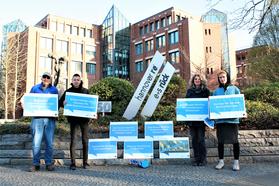 urgewald-Mitarbeiter*innen und Unterstützer*innen fordern mehr Klimaschutz von Hannover Re