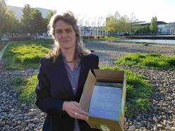 Regine Richter, urgewald-Campaignerin, mit rund 6.000 Protest-Unterschriften gegen die Kohle-Geschäfte der MunichRe