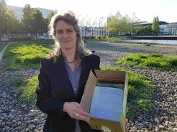 Regine Richter, urgewald-Campaignerin, mit rund 6.000 Protest-Unterschriften gegen die Kohle-Geschäfte der MunichRe