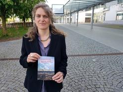 Regine Richter, urgewald-Campaignerin, vor der Munich RE-Hauptversammlung 2018