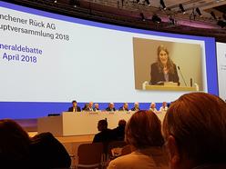 Regine Richter, urgewald-Campaignerin, während ihres Redebeitrags auf der Hauptversammlung der Münchener Rück 2018.