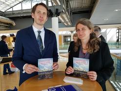 Jan Chudzynski (Development YES – Open-Pit Mines NO) und Regine Richter (urgewald) auf Munich Re Hauptversammlung