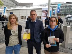 Claudia Fatzkämper, Sebastian Rötters, Katrin Ganswindt (urgewald e.V.) vor der RWE-Hauptversammlung 2018