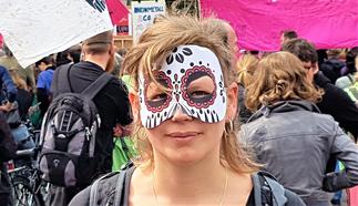 Kathrin Petz, Rüstungs-Campaignerin bei urgewald auf Demonstration gegen Rheinmetall-Rüstungsexporte