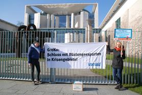 urgewald-Mitarbeiterinnen bei einer Unterschriftenübergabe vor dem Kanzleramt in Berlin