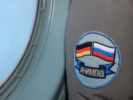 Eine deutsche und russische Fahne prangen als Logo von Achimgaz von einer Winterjacke.
