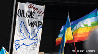 Fahne mit Aufschrift: Oil Gas = War