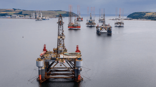 Ausrangierte Ölplattformen vor Schottlands Küste