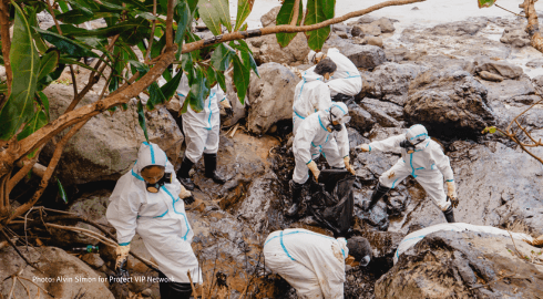 Zivilbevölkerung der Philippinnen reinigt den ölverschmierten Strand