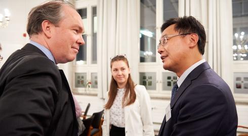 CDU-Politiker im Gespräch mit AIIB-Vertreter