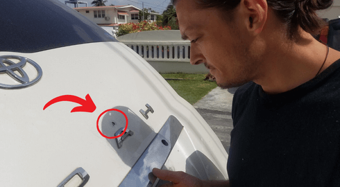 Tom discovers bullet holes in the rental car