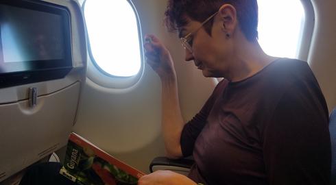 Ute Koczy im Flugzeug mit Reiseführer Guyana