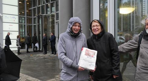 Übergabe der Protestunterschriften an die Deka