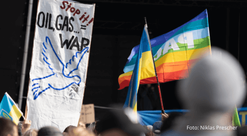 Protest signs: oil & gas = war