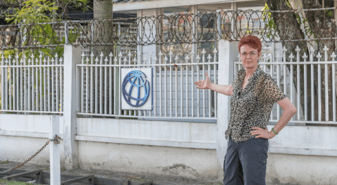 Ute Koczy von urgewald vor dem Weltbankbüro in Guyana