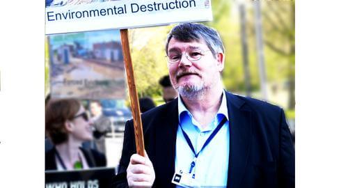 Knud Vöcking bei Protest gegen die Entwicklungsbank ADB in Frankfurt