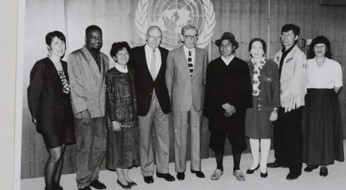 urgewald-Gründerin Heffa Schücking und die weiteren Goldman-PreisträgerInnen des Jahres 1994 treffen den damaligen UN-Generalsektretär Boutros Boutros-Ghali in New York. 