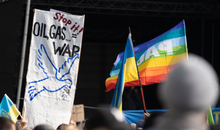 Protestflagge: Öl und Gas gleich Krieg